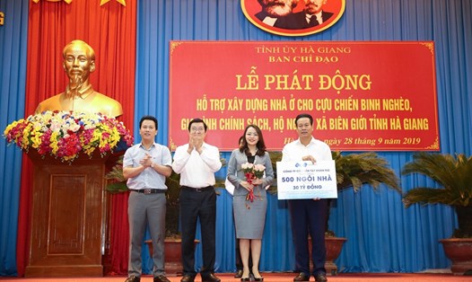 Bà Hương Trần Kiều Dung, Phó Chủ tịch HĐQT, TGĐ Tập đoàn FLC trao tặng 500 căn nhà hỗ trợ tỉnh Hà Giang tại lễ phát động