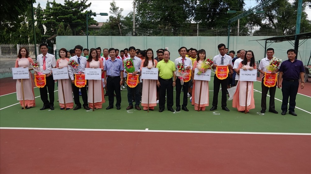 Lãnh đạo Tổng công ty Đường sắt Việt Nam, lãnh đạo Công ty tặng hoa các đội tham dự Hội thao