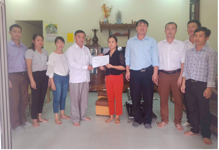 Đồng chí Giàng A Dế - Phó Bí thư Thường trực Huyện ủy và đồng chí Nguyễn Văn Hiền – Chủ tịch LĐLĐ huyện trao tiền ủng hộ cho gia đình đoàn viên Doãn Văn Mạnh. Ảnh: C.Hiền