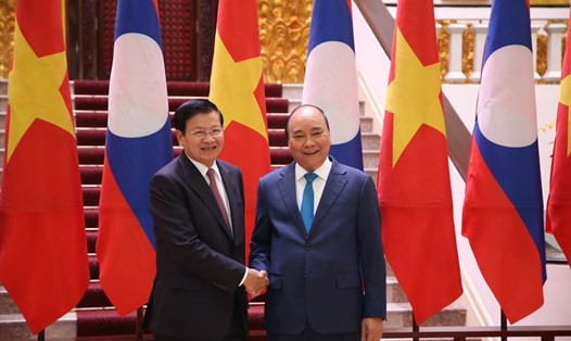 Thủ tướng Nguyễn Xuân Phúc và Thủ tướng Lào Thongloun Sisoulith. Ảnh: Sơn Tùng.