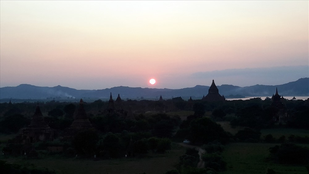 Bình minh trên cánh đồng Old Bagan - Myanmar