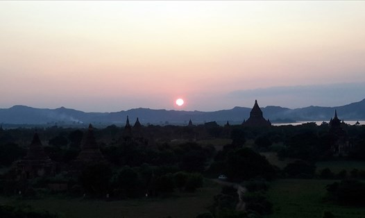 Bình minh trên cánh đồng Old Bagan - Myanmar