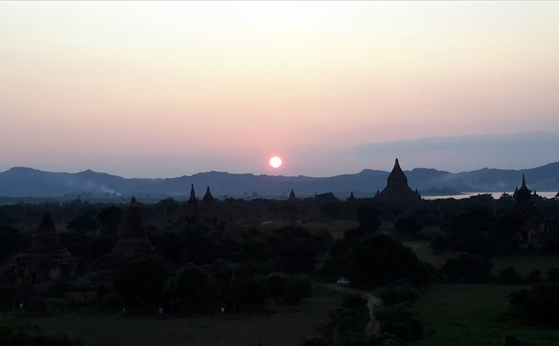 Bình minh trên cánh đồng Old Bagan - Myanmar