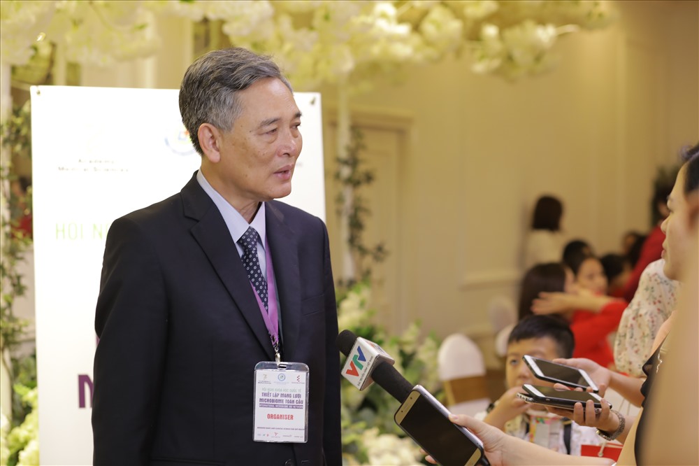 GS Đào Văn Long trả lời phỏng vấn về hệ vi khuẩn chí đường ruột. Ảnh: PV