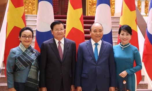 Thủ tướng Nguyễn Xuân Phúc và Phu nhân cùng với Thủ tướng Lào Thongloun Sisoulith và Phu nhân. Ảnh: Sơn Tùng.