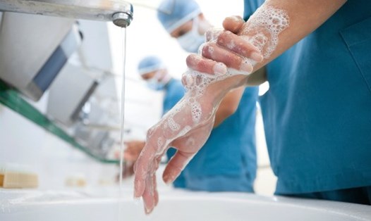Nhân viên y tế rửa tay đúng cách giảm nguy cơ nhiễm trùng cho bệnh nhân. Ảnh: VN