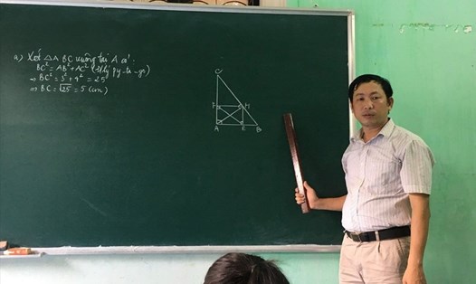 Thầy Nguyễn Viết Tiến vừa phải nhận quyết định chấm dứt hợp đồng sau 20 năm cống hiến cho giáo dục thủ đô.