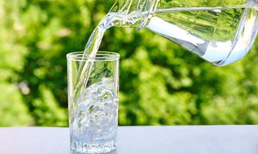 Uống nước vào buổi sáng giúp bổ sung nước kịp thời để "đánh thức" các bộ phận cơ thể hoạt động trơn tru.