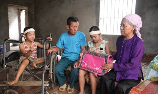 Vợ chồng ông Trần Văn Thuật và 2 cháu nhỏ tàn tật.