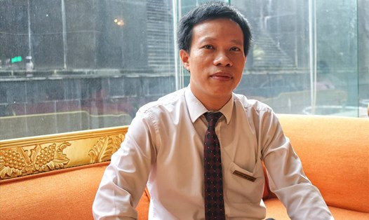 Anh Nguyễn Văn Sáng từ một cậu bé bụi đời trở thành thành giáo dạy tiếng Anh. Ảnh: Thái Hà.