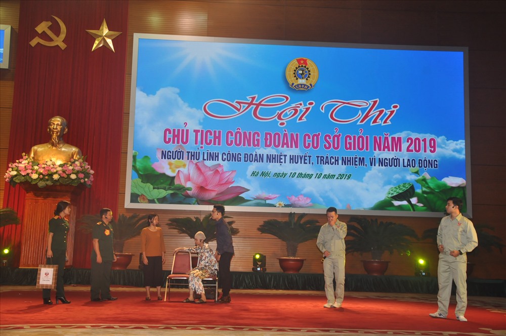 Các thi sinh thể hiện các kỹ năng xử lý các tình huống trong quá trình tổ chức các hoạt động công đoàn.