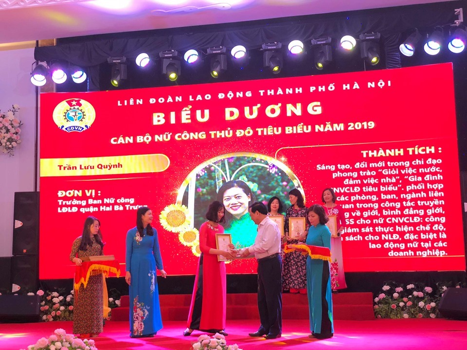 Đại điện lãnh đạo LĐLĐ TP. Hà Nội trao bằng khen cho cán bộ nữ công thủ đô tiêu biểu. Ảnh: Đ.P