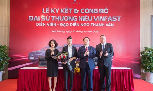Diễn viên, đạo diễn Ngô Thanh Vân chụp hình cùng ban lãnh đạo VinFast sau lễ ký kết và công bố đại sứ thương hiệu VinFast.