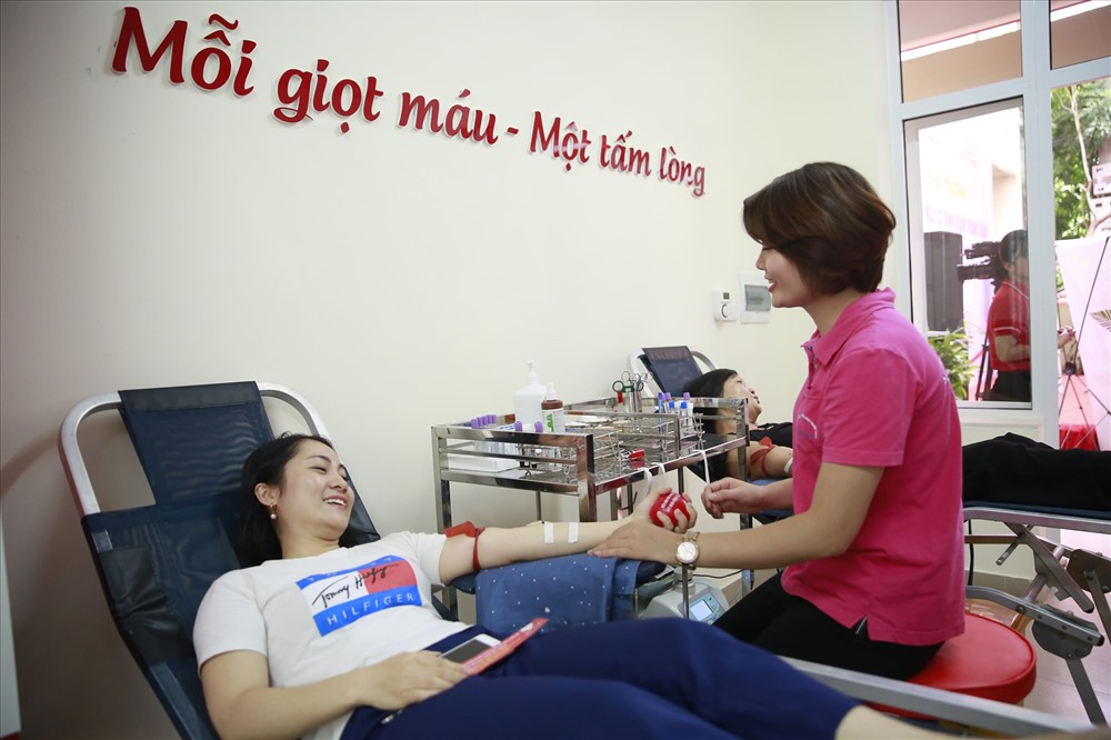 Người dân dễ dàng hiến máu tại điểm hiến máu ngoại viện thay vì đến tận bệnh viện. Ảnh: Chí Hiếu