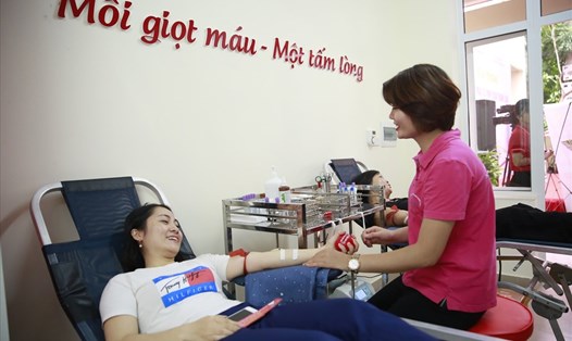 Người dân dễ dàng hiến máu tại điểm hiến máu ngoại viện thay vì đến tận bệnh viện. Ảnh: Chí Hiếu