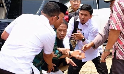 Bộ trưởng an ninh Indonesia Wiranto bị đâm dao. Ảnh: CNA.
