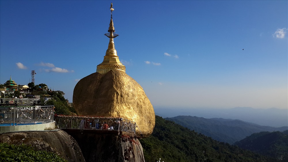 Người Myanmar tin vào sức mạnh tâm linh đã giữ cho Golden Rock ngàn năm đứng vững trong thế chênh vênh trên một hòn đá nhỏ hơn (ảnh N.T.H)