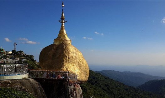 Người Myanmar tin vào sức mạnh tâm linh đã giữ cho Golden Rock ngàn năm đứng vững trong thế chênh vênh trên một hòn đá nhỏ hơn (ảnh N.T.H)