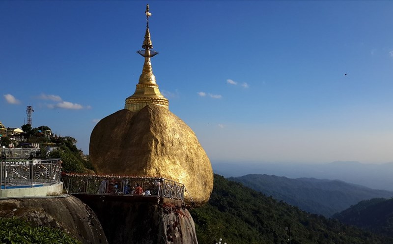 Người Myanmar tin vào sức mạnh tâm linh đã giữ cho Golden Rock ngàn năm đứng vững trong thế chênh vênh trên một hòn đá nhỏ hơn (ảnh N.T.H)