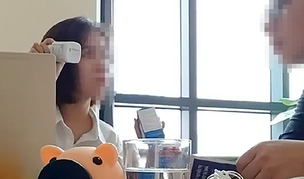 Một thành viên của Cộng đồng khởi nghiệp FAA đang dạy cho người mới cách nói dối qua điện thoại.