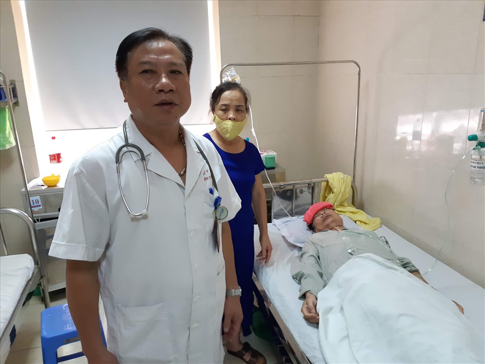 Một bệnh nhân sốt xuất huyết đang được điều trị tại khoa Bệnh Nhiệt đới, Bệnh viện E. Ảnh: THÙY LINH