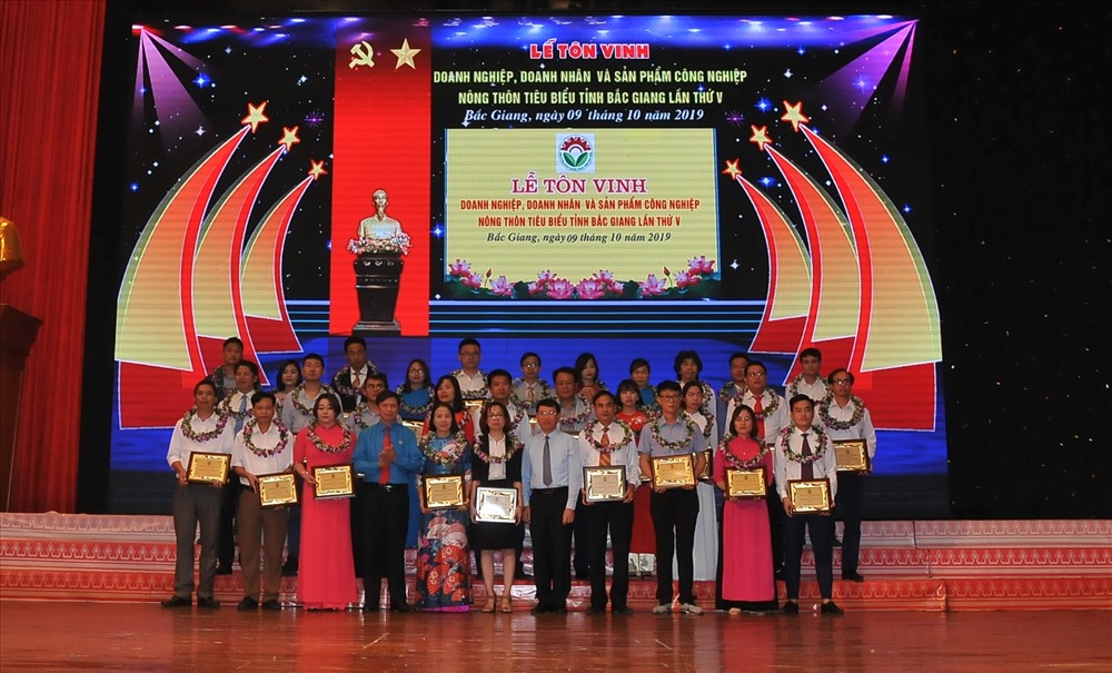 Các đồng chí: Lê Ánh Dương, Phó Chủ tịch UBND tỉnh Bắc Giang; Nguyễn Văn Cảnh, Chủ tịch LĐLĐ tỉnh Bắc Giang biểu dương, khen thưởng các DN.