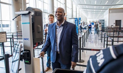 Công nghệ nhận diện khuôn mặt chiếm lĩnh sân bay quốc tế. Ảnh: CNN