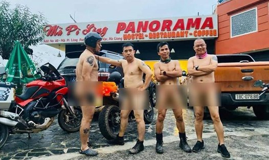 4 người đàn ông khỏa thân đi xe phân khối lớn ở khu vực khách sạn Panorama (Mã Pì Lèng, Hà Giang). Ảnh: TL