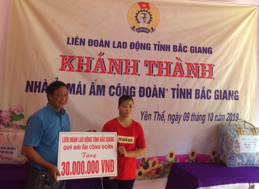 Đồng chí Vi Văn Ba, Chủ tịch Liên đoàn Lao động huyện Yên Thế trao hỗ trợ từ Quỹ Mái ấm Công đoàn tới chị Thường.
