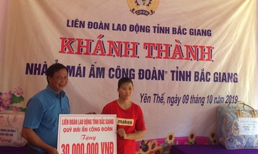 Đồng chí Vi Văn Ba, Chủ tịch Liên đoàn Lao động huyện Yên Thế trao hỗ trợ từ Quỹ Mái ấm Công đoàn tới chị Thường.