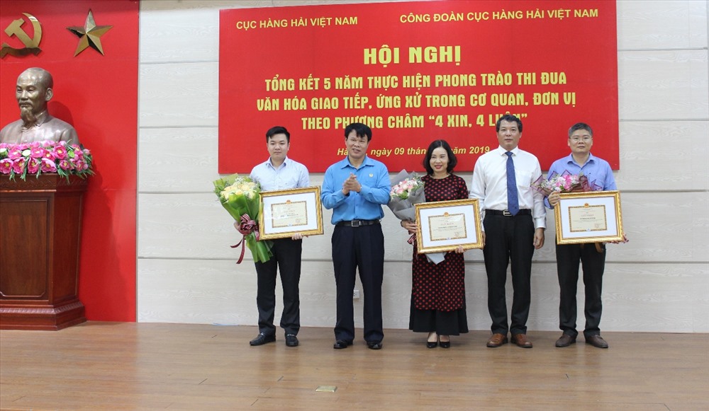 Lãnh đạo Công đoàn Giao thông Vận tải Việt Nam và Cục Hàng hải trao bằng khen cho các tập thể. Ảnh: N.H