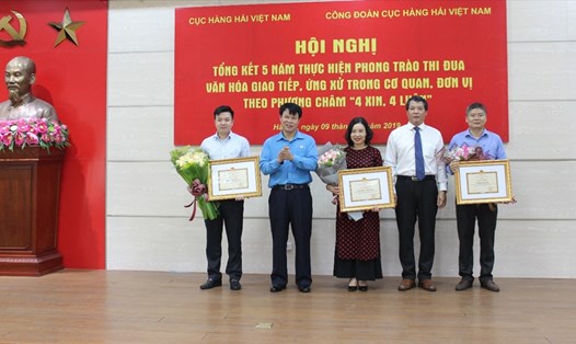 Lãnh đạo Công đoàn Giao thông Vận tải Việt Nam và Cục Hàng hải trao bằng khen cho các tập thể. Ảnh: N.H