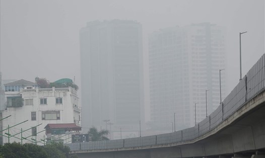 Khoảng vài ngày trở lại đây, chất lượng không khí tại Hà Nội thường xuyên ở mức kém. Ảnh: Tô Thế