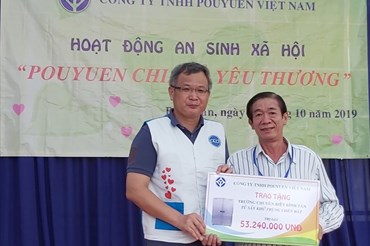 Ông Thái Văn Tông (bên trái) Giám đốc điều hành Tập đoàn PouYuen khu vực Việt Nam, tặng biển tượng trưng tủ sấy khử trùng chén bát cho Trường Chuyên biệt Quận Bình Tân. Ảnh Nam Dương