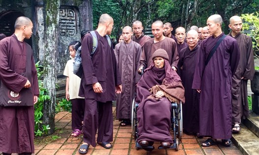 Thiền sư Thích Nhất Hạnh trong một buổi thiền hành cùng các tăng ni, Phật tử (chụp năm 2018). Ảnh: Phúc Đạt.