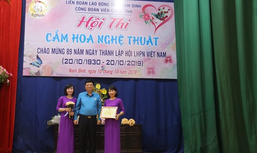 Đồng chí Vũ Văn Nghĩa, Chủ tịch Liên đoàn Lao động tỉnh Nam Định chúc mừng đội thi đạt Giải xuất sắc.