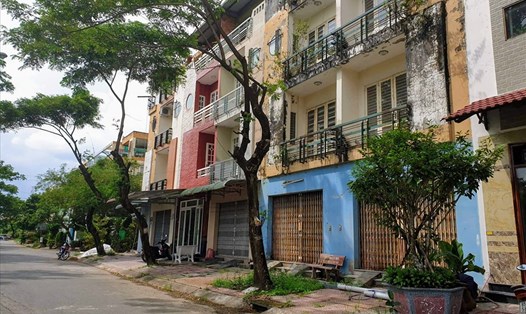 Một dãy nhà trong khu đô thị Hưng Phú. Ảnh: H.Thơ