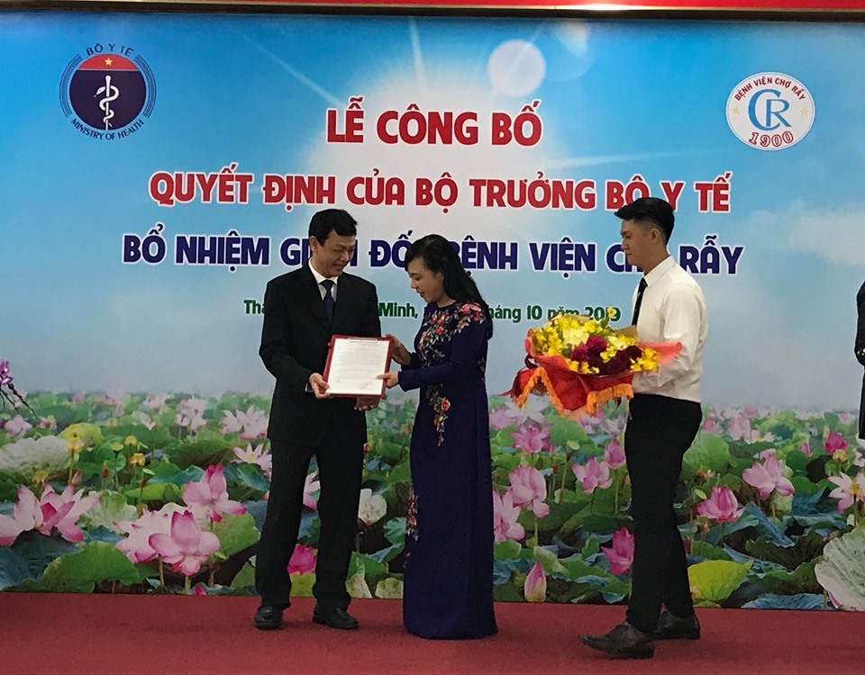 BS Nguyễn Tri Thức và Bộ trưởng Bộ Y tế trong lễ công bố quyết định bổ nhiệm. Ảnh: PV