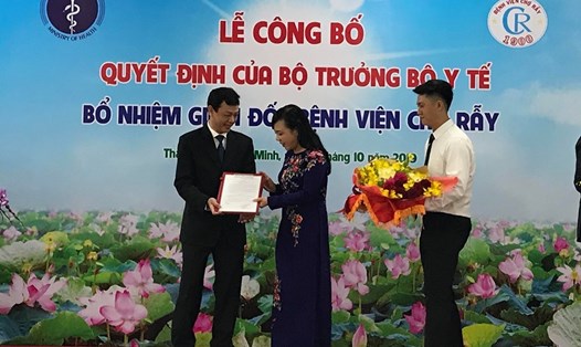 BS Nguyễn Tri Thức và Bộ trưởng Bộ Y tế trong lễ công bố quyết định bổ nhiệm. Ảnh: PV
