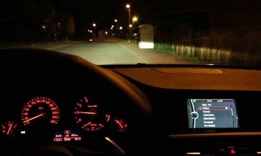 Ôtô lưu thông trên đường phải đảm bảo đầy đủ đèn chiếu sáng. Ảnh BD.