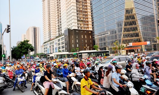 Cao ốc dày đặc trên đường Lê Văn Lương (Hà Nội) khiến giao thông ùn tắc nghiêm trọng. Ảnh: T.C
