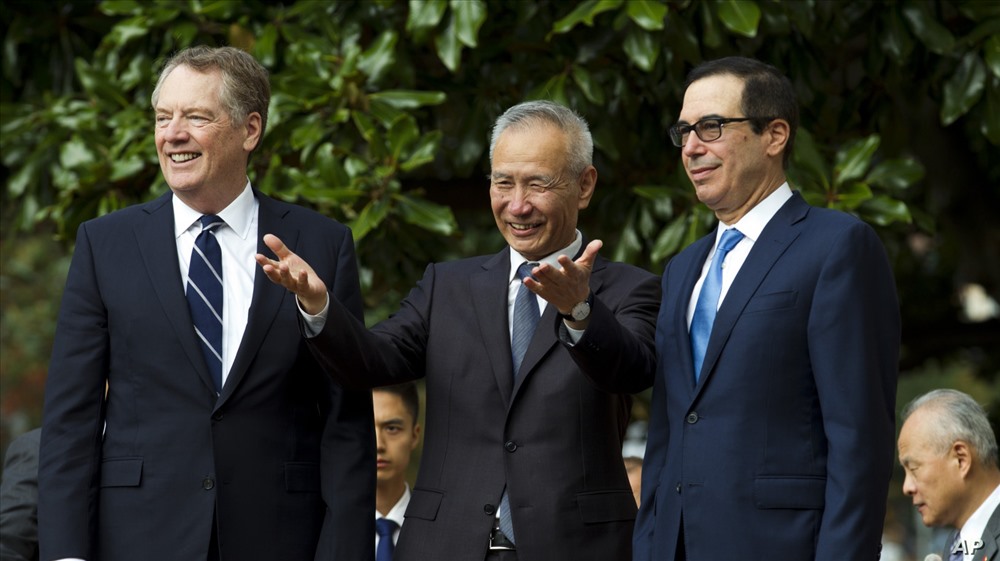Bộ trưởng Tài chính Mỹ Steven Mnuchin (phải), đại diện Thương mại Mỹ Robert Lighthizer (trái) và Phó Thủ tướng Trung Quốc Lưu Hạc (giữa). Ảnh: AP