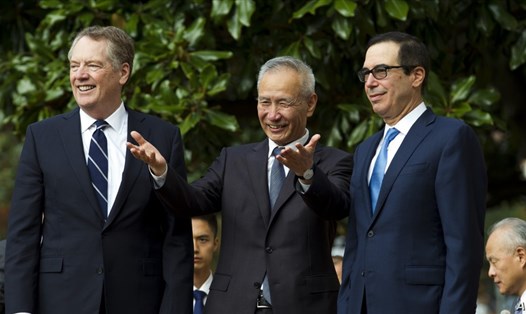 Bộ trưởng Tài chính Mỹ Steven Mnuchin (phải), đại diện Thương mại Mỹ Robert Lighthizer (trái) và Phó Thủ tướng Trung Quốc Lưu Hạc (giữa). Ảnh: AP
