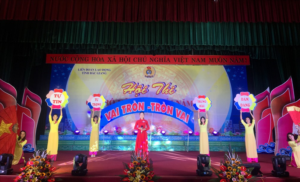 Thí sinh tham dự thể hiện phần thi Thuyết trình - Ứng xử.