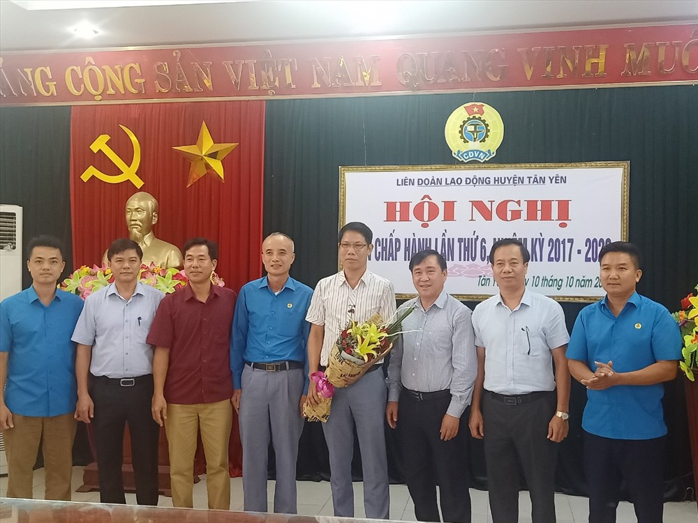 Các đồng chí lãnh đạo Liên đoàn Lao động tỉnh Bắc Giang, lãnh đạo Huyện ủy Tân Yên và các đại biểu chúc mừng các đồng chí tân Ủy viên Ban Chấp hành Liên đoàn Lao động huyện Tân Yên.