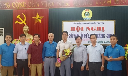 Các đồng chí lãnh đạo Liên đoàn Lao động tỉnh Bắc Giang, lãnh đạo Huyện ủy Tân Yên và các đại biểu chúc mừng các đồng chí tân Ủy viên Ban Chấp hành Liên đoàn Lao động huyện Tân Yên.
