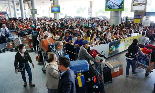 Nhà ga quốc tế Sân bay Tân Sơn Nhất thường xuyên bị quá tải. Ảnh: MINH QUÂN