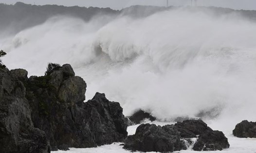 Sóng lớn ập vào các tảng đá dọc theo bờ biển ở Kushimoto, tỉnh Wakayama ngày 12.10 khi bão Hagibis đang đổ bộ. Ảnh: Mainichi.