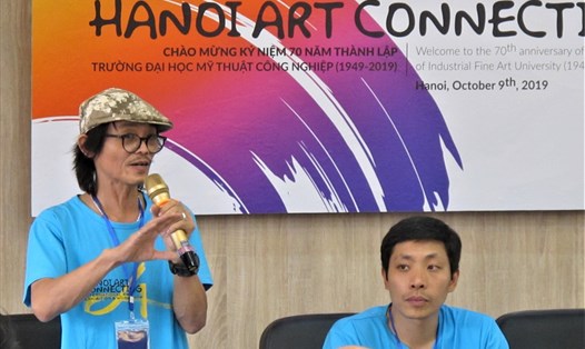 Họa sĩ Trịnh Tuân - thành viên BTC sự kiện ''Hà Nội kết nối nghệ thuật'' lần thứ 4 - năm 2019 chia sẻ thông tin các chương trình hoạt động. Ảnh: L.Q.V