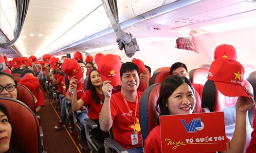 Chuyến bay đặc biệt "Tôi yêu Tổ quốc tôi" khởi hành từ Hà Nội ngập tràn sắc đỏ. Ảnh Đăng Hải
